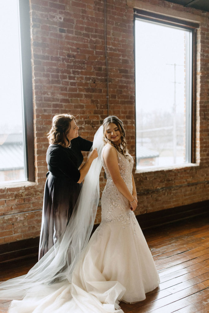 Bride getting ready for Indiana wedding 