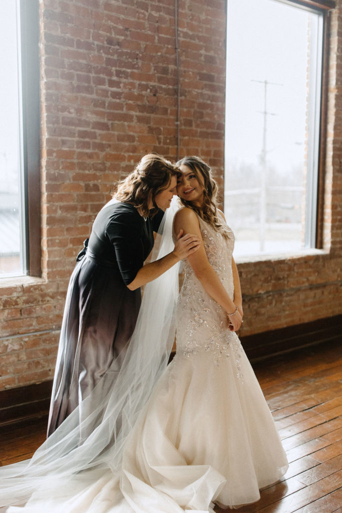 Bride getting ready for Indiana wedding 