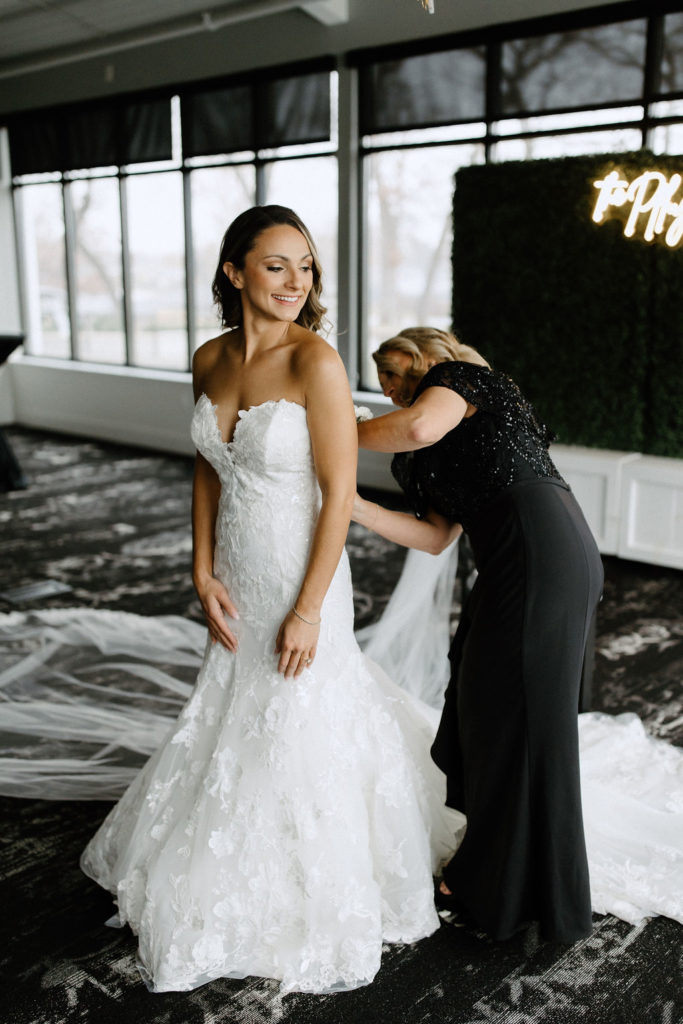 Bride getting ready for wedding in Indiana